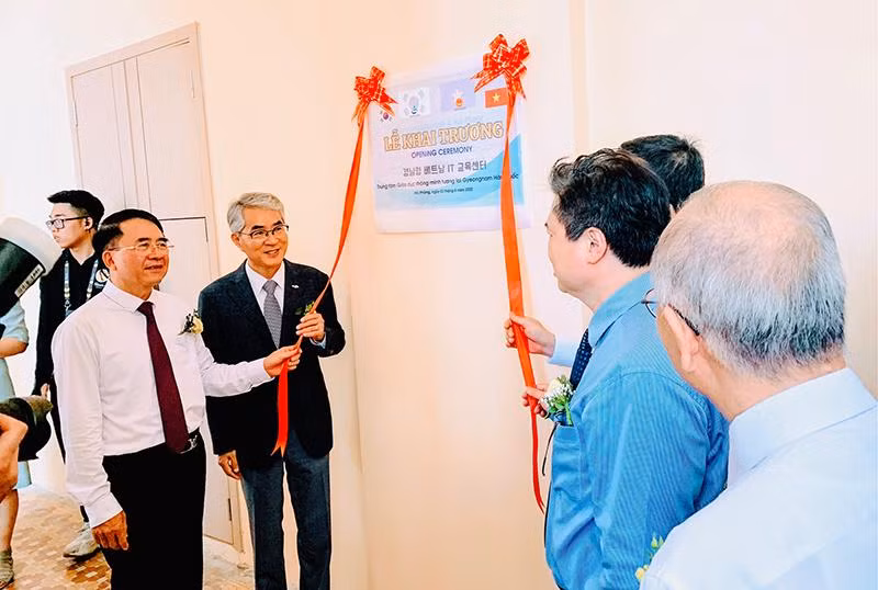 Khai trương Trung tâm Giáo dục thông minh. Khai trương Trung tâm Giáo dục thông minh.