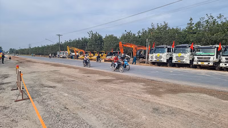 Đường ĐT.746 đoạn từ ngã ba Tân Thành đến ngã ba Hội Nghĩa sau khi nâng cấp, mở rộng có nền đường rộng 38m bố trí cho 6 làn xe.