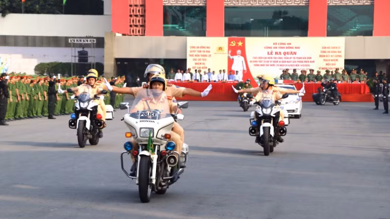 Lực lượng Công an tỉnh Đồng Nai ra quân thực hiện cao điểm.
