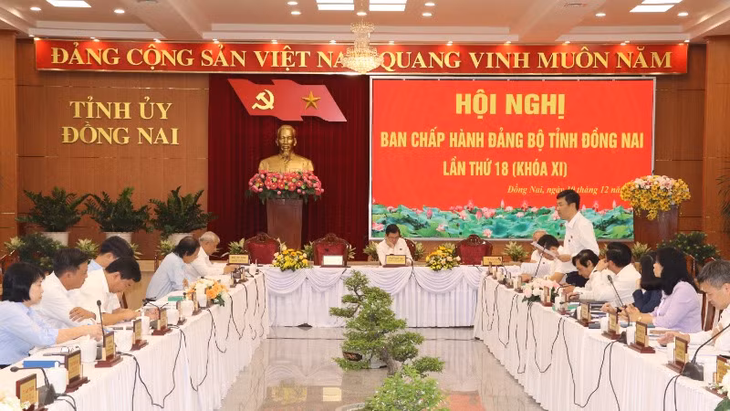 Đại biểu thảo luận tại tổ.