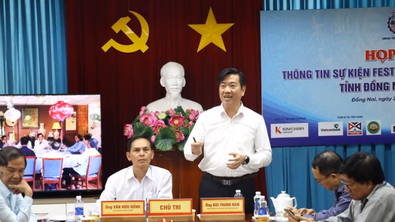 Phó Giám đốc Sở Văn hóa, Thể thao và Du lịch Đồng Nai Bùi Thanh Nam trả lời câu hỏi của phóng viên các cơ quan báo chí.