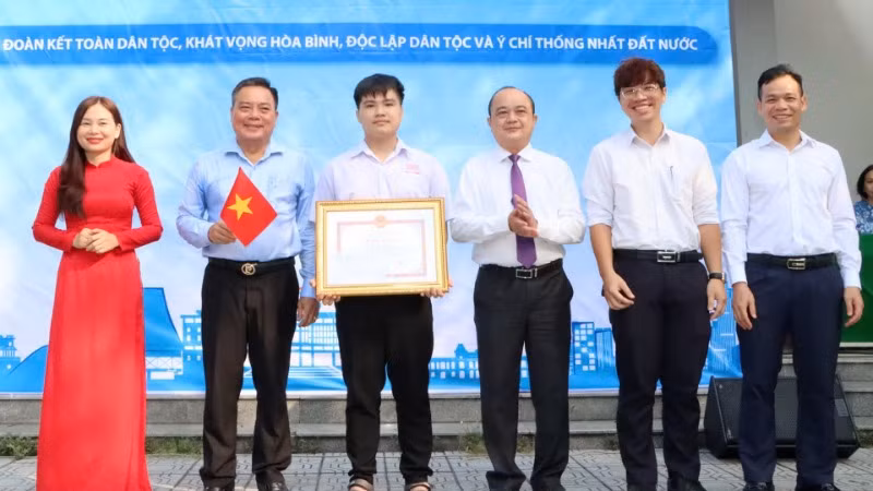 Phó giám đốc Sở Khoa học và Công nghệ Đồng Nai Võ Hoàng Khai cùng Ban Giám hiệu Trường trung học phổ thông chuyên Lương Thế Vinh chúc mừng cùng học sinh Phan Hải Đăng.