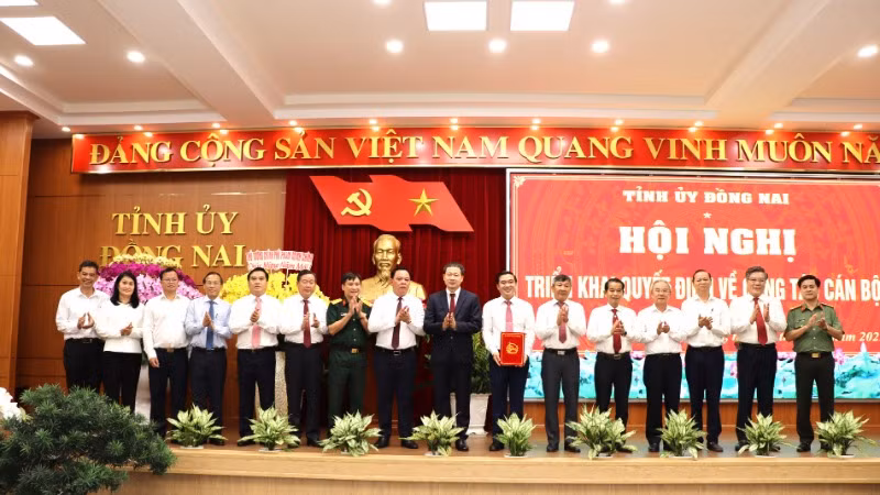 Các đồng chí lãnh đạo chủ chốt tỉnh Đồng Nai chúc mừng đồng chí Hồ Văn Hà.