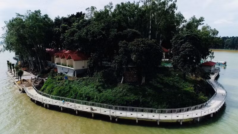 Đường bê-tông rộng 2m được xây dựng quanh đảo Đồng Trường.