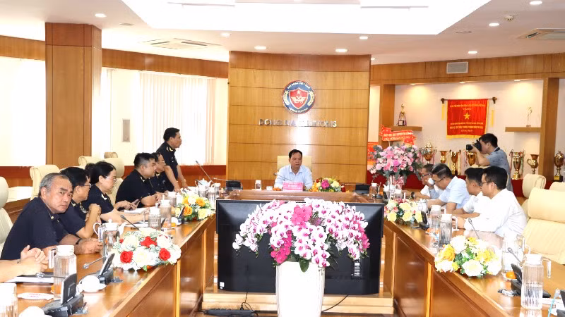 Lãnh đạo Cục Hải quan Đồng Nai báo cáo về tình hình thu ngân sách năm 2024. Lãnh đạo Cục Hải quan Đồng Nai báo cáo về tình hình thu ngân sách năm 2024.