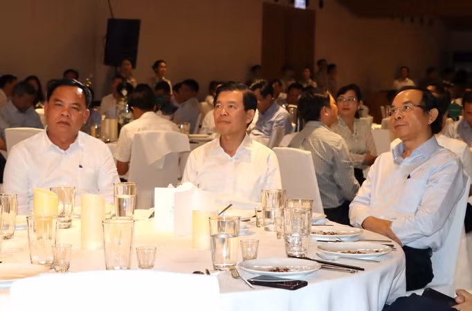 Bí thư Thành ủy Thành phố Hồ Chí Minh Nguyễn Văn Nên cùng các đại biểu tại sự kiện. Bí thư Thành ủy Thành phố Hồ Chí Minh Nguyễn Văn Nên cùng các đại biểu tại sự kiện.