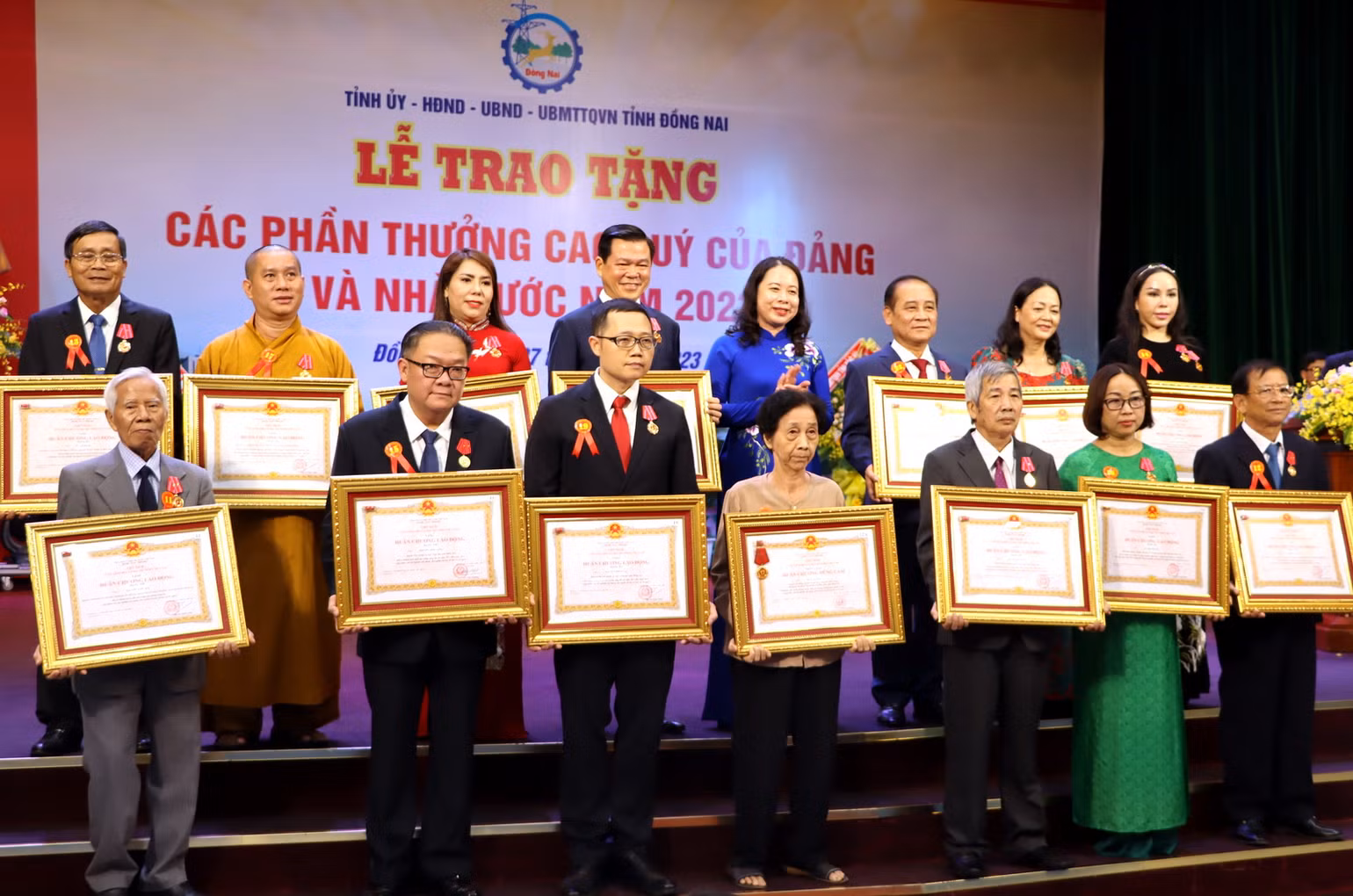 Các cá nhân đón nhận Huân chương Lao động.