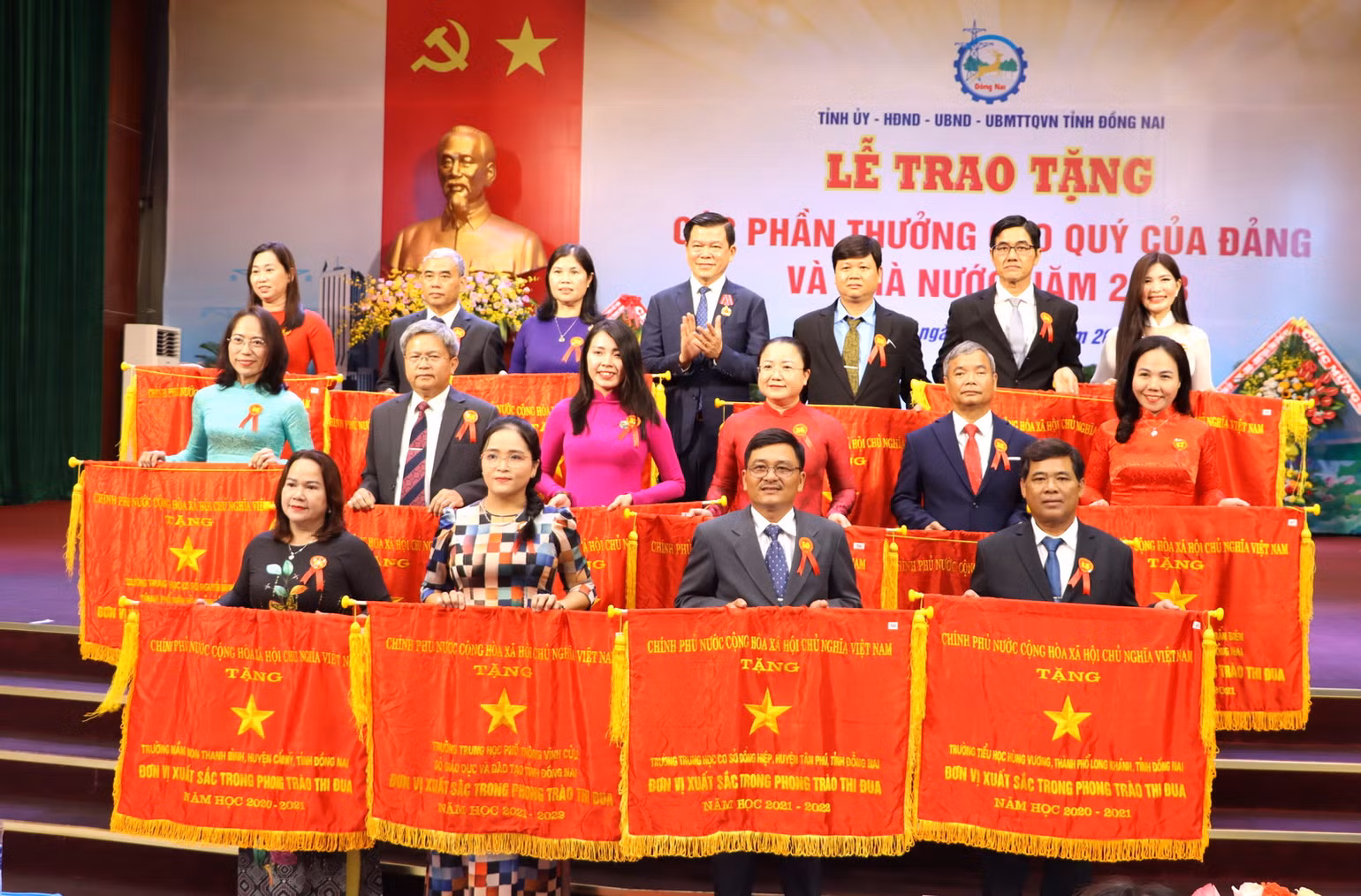 Bí thư Tỉnh ủy Đồng Nai Nguyễn Hồng Lĩnh trao tặng Cờ thi đua của Chính phủ cho các tập thể.