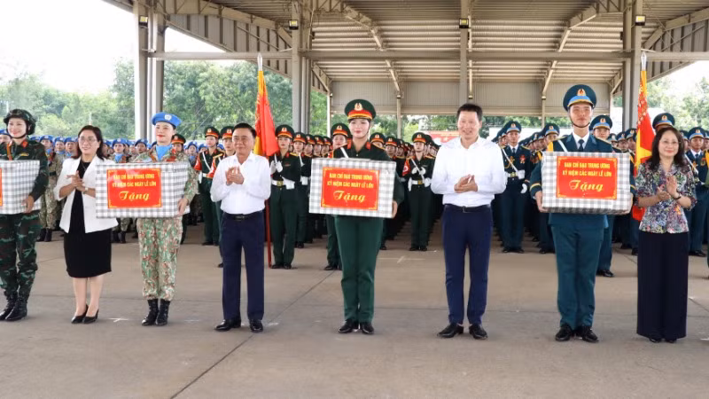 Đồng chí Trần Cẩm Tú, Ủy viên Bộ Chính trị, Thường trực Ban Bí thư cùng các đồng chí trong Đoàn công tác tặng quà các khối Quân đội nhân dân đang luyện tập tại Đồng Nai.