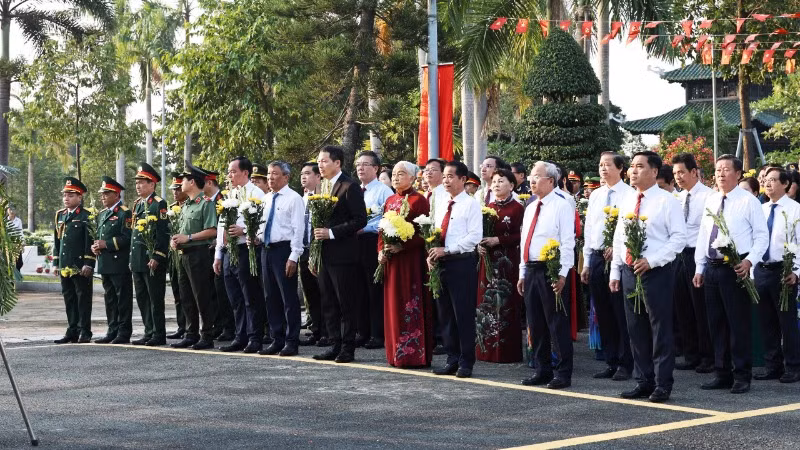 Các đại biểu viếng Nghĩa trang liệt sĩ tỉnh Đồng Nai.