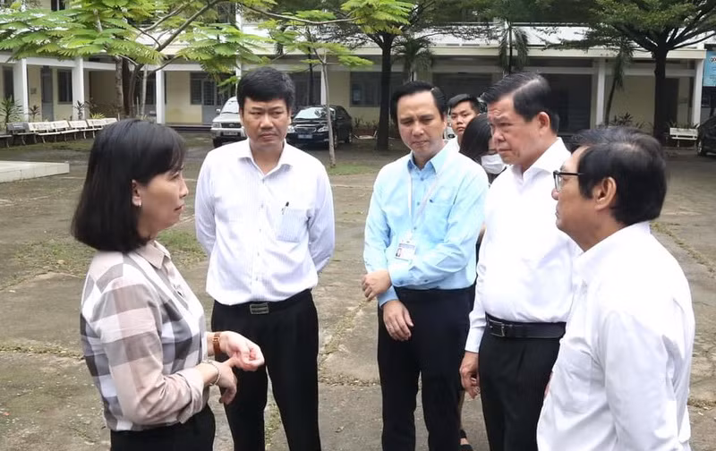 Bí thư Tỉnh ủy Đồng Nai Nguyễn Hồng Lĩnh (thứ hai từ phải qua) cùng lãnh đạo Ủy ban nhân dân tỉnh, Sở Giáo dục và Đào tạo kiểm tra đầu tư cơ sở vật chất tại một trường học trên địa bàn phường Long Bình Tân.