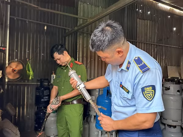 Kiểm tra dụng cụ dùng để sang chiết gas trái phép. Kiểm tra dụng cụ dùng để sang chiết gas trái phép.
