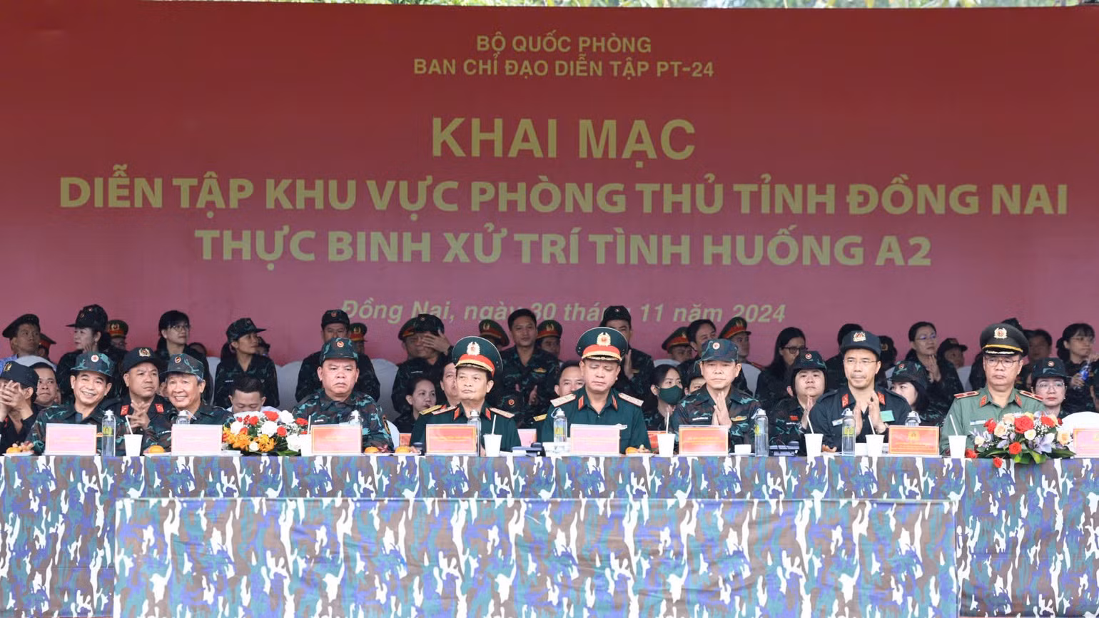 Lãnh đạo Quân khu 7 và tỉnh Đồng Nai tham dự và chỉ đạo khai mạc diễn tập khu vực phòng thủ tỉnh năm 2024. Lãnh đạo Quân khu 7 và tỉnh Đồng Nai tham dự và chỉ đạo khai mạc diễn tập khu vực phòng thủ tỉnh năm 2024.