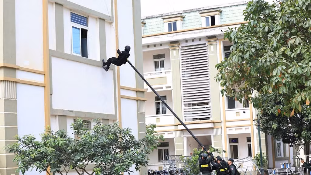 Diễn tập tình huống lực lượng đặc nhiệm thực hành trèo tường tiếp cận mục tiêu bằng sào. Diễn tập tình huống lực lượng đặc nhiệm thực hành trèo tường tiếp cận mục tiêu bằng sào.