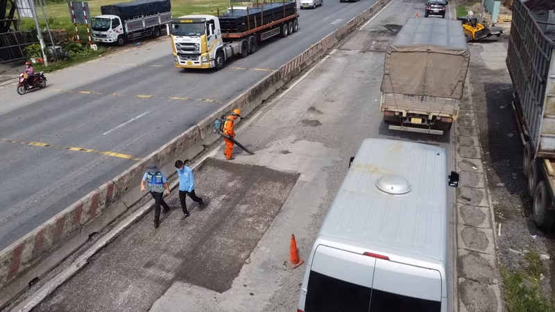 Bóc tách lớp nhựa ở một số vị trí để trải nhựa nóng lên. Bóc tách lớp nhựa ở một số vị trí để trải nhựa nóng lên.