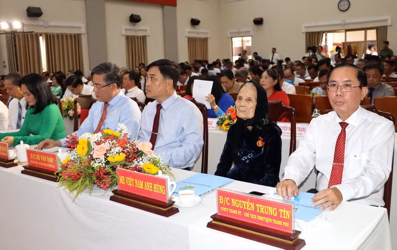 Mẹ Việt Nam Anh hùng và đại biểu tham dự buổi họp mặt.