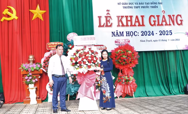 Phó Bí thư Tỉnh ủy, Chủ tịch Ủy ban nhân dân tỉnh Đồng Nai Võ Tấn Đức chúc mừng Lễ khai giảng tại Trường trung học phổ thông Phước Thiền. Phó Bí thư Tỉnh ủy, Chủ tịch Ủy ban nhân dân tỉnh Đồng Nai Võ Tấn Đức chúc mừng Lễ khai giảng tại Trường trung học phổ thông Phước Thiền.