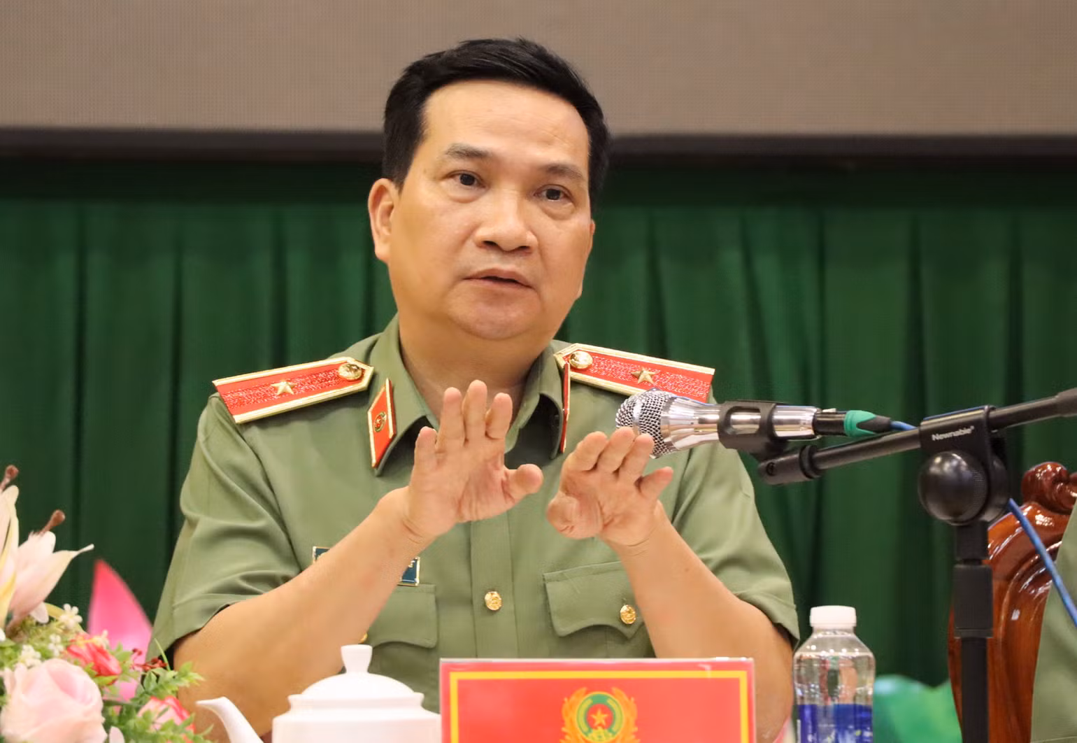 Thiếu tướng Nguyễn Sỹ Quang, Giám đốc Công an tỉnh Đồng Nai trả lời ý kiến tại buổi đối thoại. Thiếu tướng Nguyễn Sỹ Quang, Giám đốc Công an tỉnh Đồng Nai trả lời ý kiến tại buổi đối thoại.