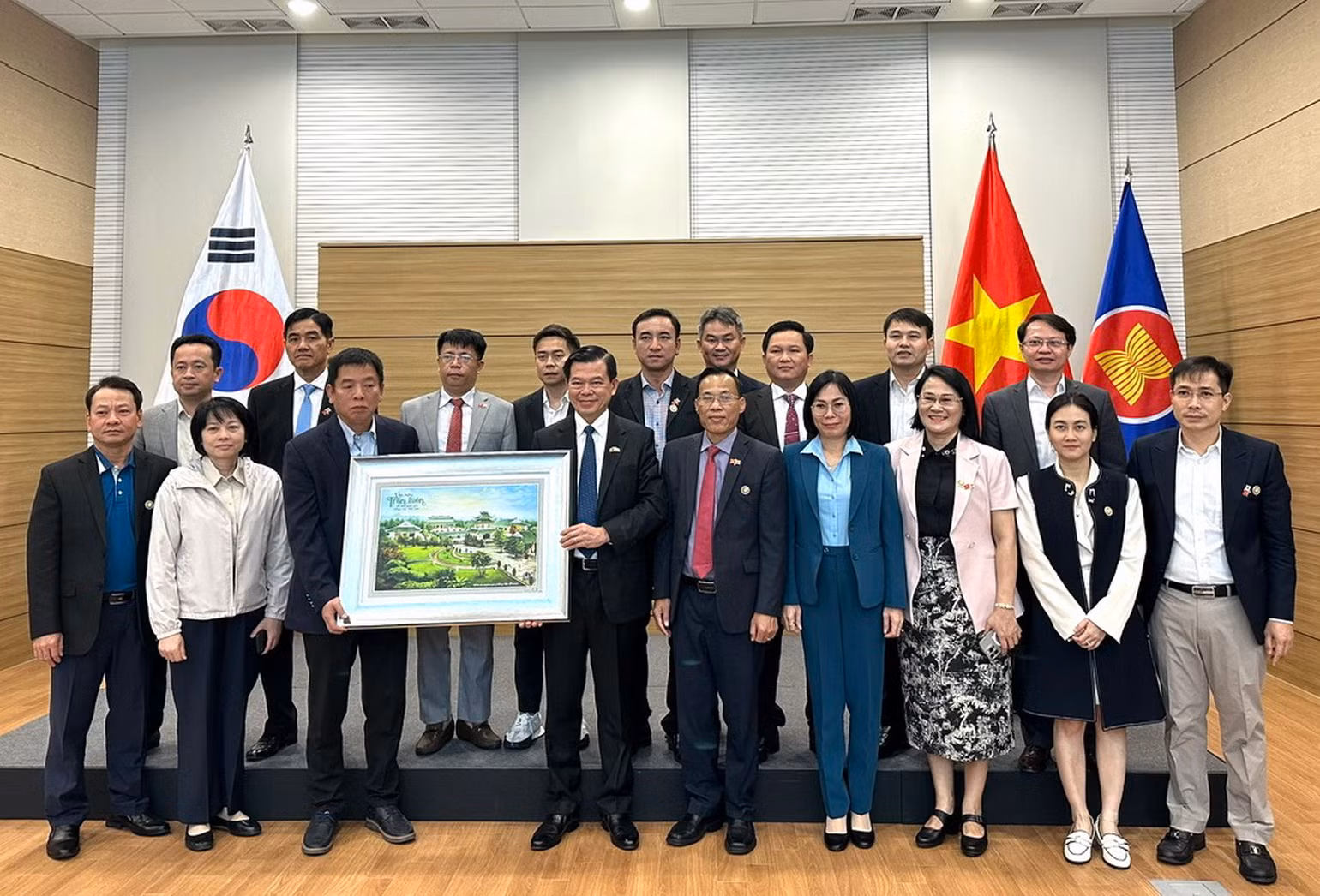 Bí thư Tỉnh ủy Đồng Nai Nguyễn Hồng Lĩnh tặng tranh lưu niệm cho Đại sứ Vũ Hồ. Bí thư Tỉnh ủy Đồng Nai Nguyễn Hồng Lĩnh tặng tranh lưu niệm cho Đại sứ Vũ Hồ.