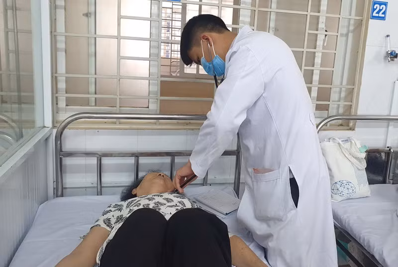 Nhân viên y tế khám cho một trường hợp nghi bị ngộ độc sau khi ăn bánh mì.