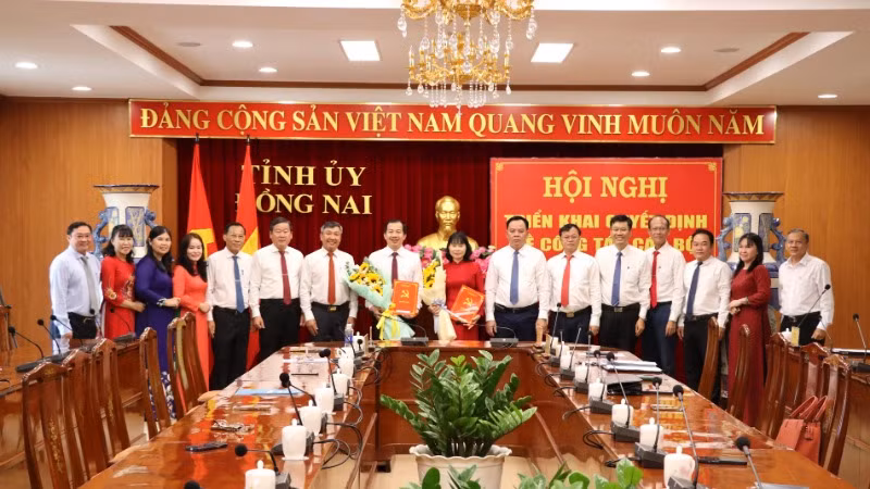Lãnh đạo tỉnh Đồng Nai cùng các đại biểu tham dự hội nghị chúc mừng 2 đồng chí được bổ nhiệm giữ chức Phó trưởng Ban Tuyên giáo và Dân vận Tỉnh ủy. Lãnh đạo tỉnh Đồng Nai cùng các đại biểu tham dự hội nghị chúc mừng 2 đồng chí được bổ nhiệm giữ chức Phó trưởng Ban Tuyên giáo và Dân vận Tỉnh ủy.