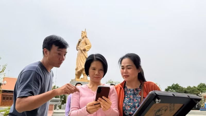 Hướng dẫn thử nghiệm check-in bảng gắn chip NFC thuộc Dự án "Yêu lắm Việt Nam" của Báo Nhân Dân tại Di tích Đền thờ Nguyễn Hữu Cảnh.