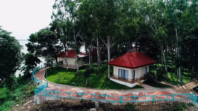 Khu nhà nghỉ được xây dựng trên đảo Đồng Trường.