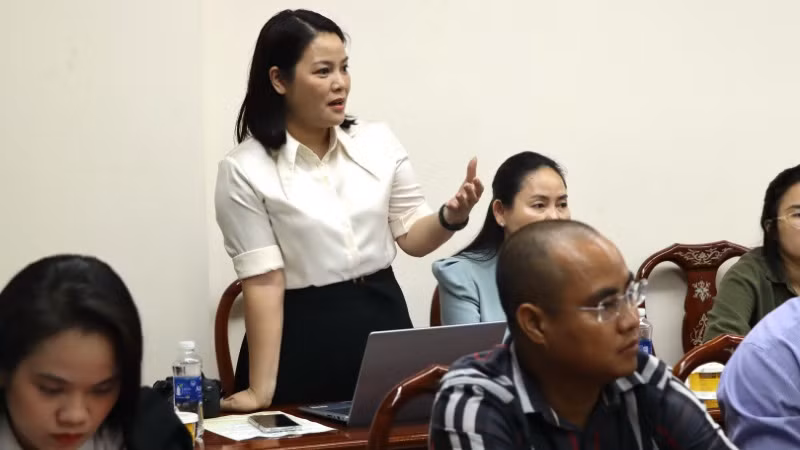 Phóng viên đặt câu hỏi tại buổi họp báo.