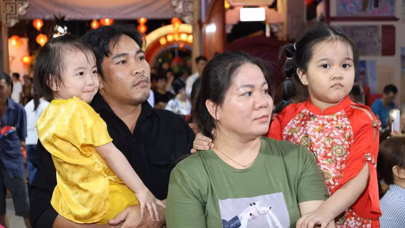 Người dân địa phương đến tham quan trong đêm khai mạc Lễ hội chùa Ông.