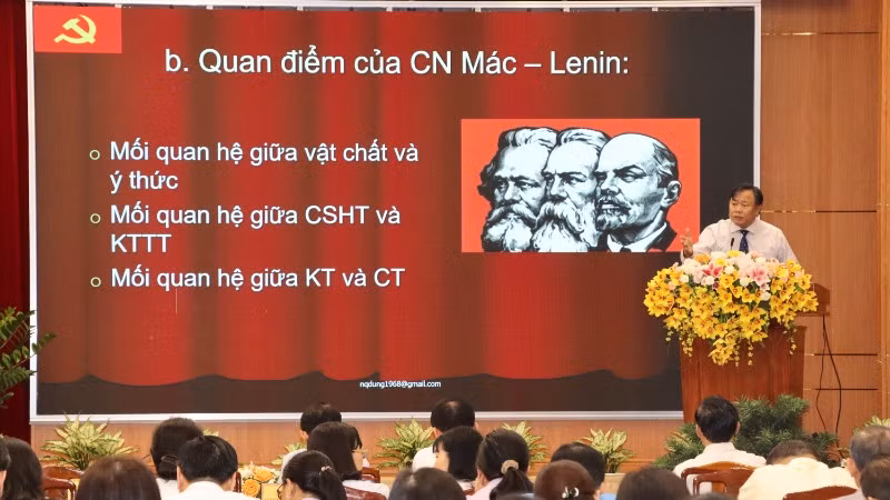 Phó Giáo sư, Tiến sĩ Nguyễn Quốc Dũng trình bày chuyên đề.