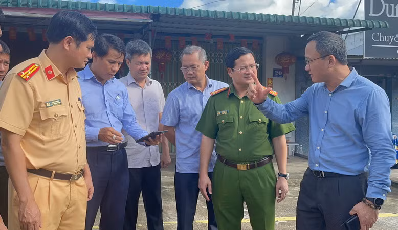 Cơ quan chức năng kiểm tra hiện trường, điều tra làm rõ nguyên nhân vụ tai nạn. Cơ quan chức năng kiểm tra hiện trường, điều tra làm rõ nguyên nhân vụ tai nạn.