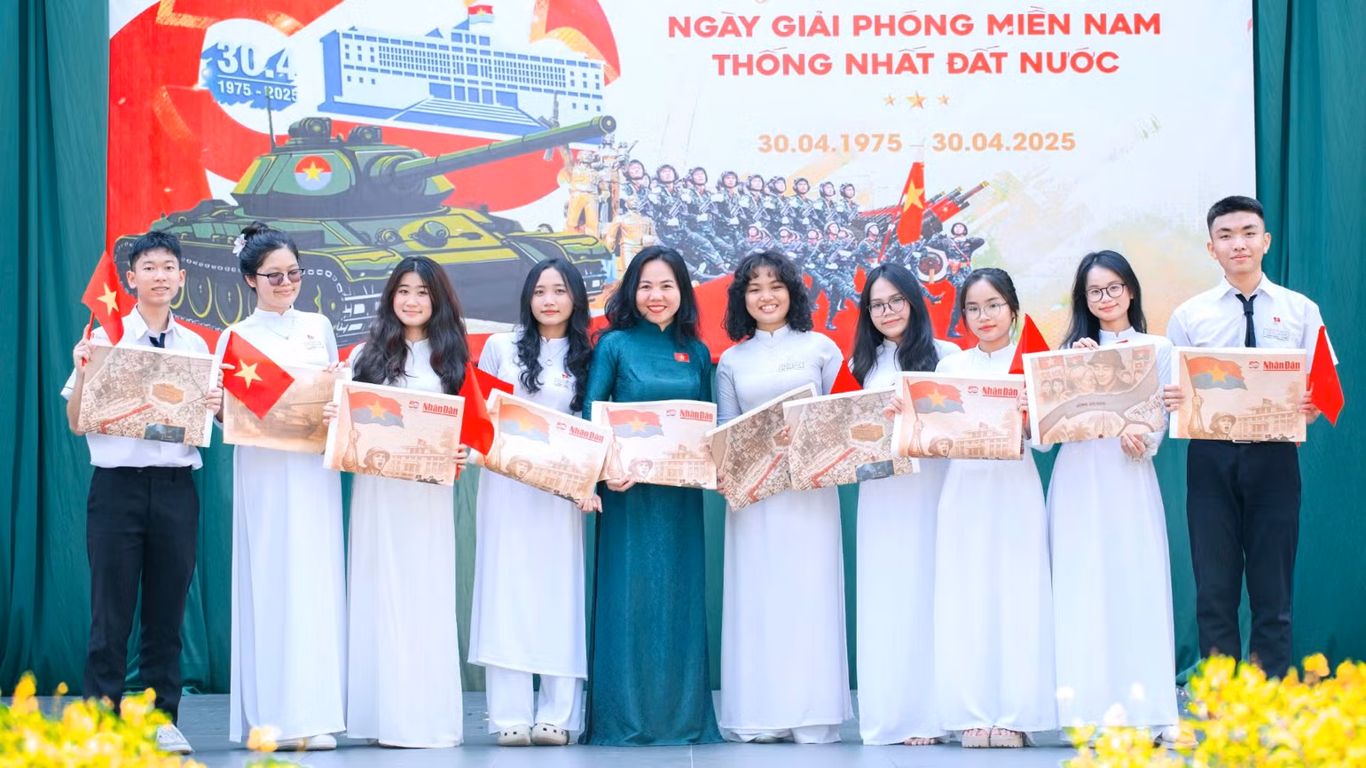 Học sinh Trường trung học phổ thông Trấn Biên, thành phố Biên Hòa, hào hứng với phụ san đặc biệt của Báo Nhân Dân.