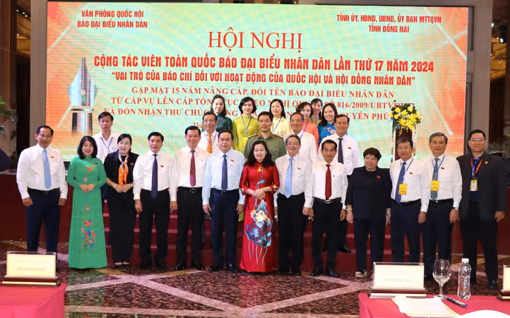 Chủ tịch Quốc hội Trần Thanh Mẫn, Phó Chủ tịch Quốc hội Nguyễn Đức Hải cùng các đồng chí lãnh đạo các Ủy ban của Quốc hội chụp ảnh với các đồng chí lãnh đạo tỉnh Đồng Nai. Chủ tịch Quốc hội Trần Thanh Mẫn, Phó Chủ tịch Quốc hội Nguyễn Đức Hải cùng các đồng chí lãnh đạo các Ủy ban của Quốc hội chụp ảnh với các đồng chí lãnh đạo tỉnh Đồng Nai.