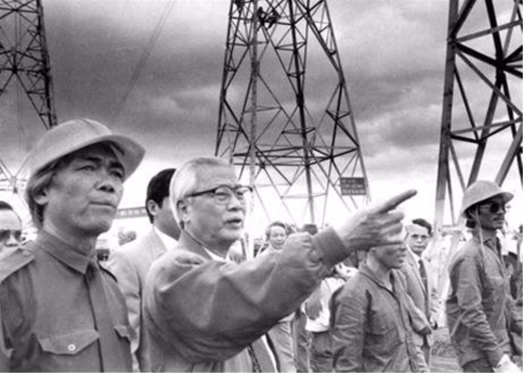 Thủ tướng Võ Văn Kiệt trong ngày hoàn thành đường dây tải điện Bắc-Nam (tháng 5/1994). Ảnh: Nguyễn Công Thành. Thủ tướng Võ Văn Kiệt trong ngày hoàn thành đường dây tải điện Bắc-Nam (tháng 5/1994). Ảnh: Nguyễn Công Thành.