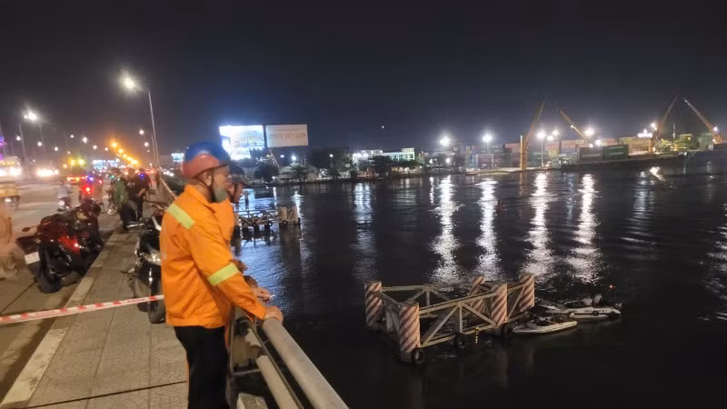 Khu vực xe ô-tô rơi xuống sông Đồng Nai. Khu vực xe ô-tô rơi xuống sông Đồng Nai.
