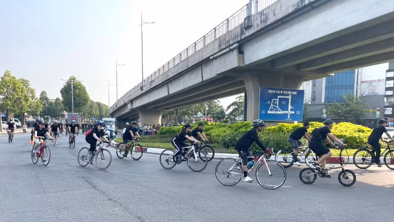 Đạp xe hưởng ứng chiến dịch Giờ trái đất năm 2025 qua một số tuyến đường tại thành phố Biên Hòa.