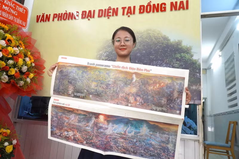 Một bạn trẻ hào hứng đón nhận tranh panorama "Chiến dịch Điện Biên Phủ".