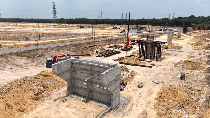 Thi công hạng mục cầu vượt đường cao tốc Biên Hòa-Vũng Tàu, đoạn qua địa bàn huyện Long Thành, tỉnh Đồng Nai.
