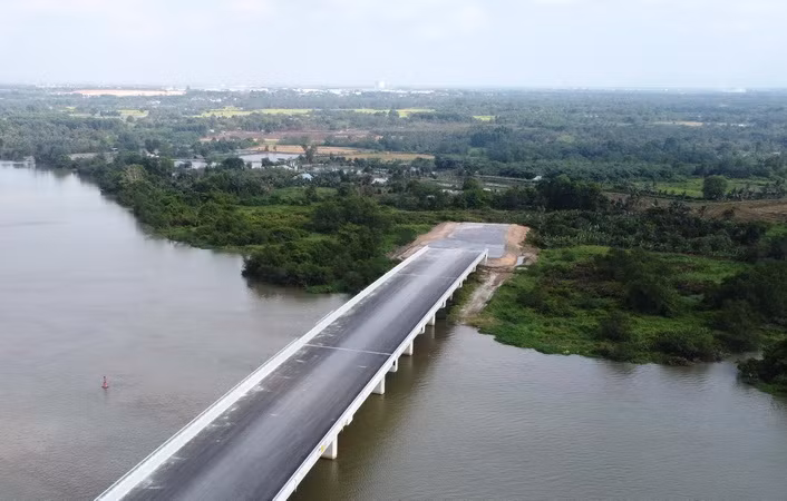 Việc cầu Vàm Cái Sứt hoàn thành nhưng không thể thông xe thời gian dài là điều khó có thể tránh khỏi. Bởi, dự án Hương lộ 2, đoạn 2 hiện vẫn còn nằm trên giấy, chưa có quyết định phương án thực hiện. Việc cầu Vàm Cái Sứt hoàn thành nhưng không thể thông xe thời gian dài là điều khó có thể tránh khỏi. Bởi, dự án Hương lộ 2, đoạn 2 hiện vẫn còn nằm trên giấy, chưa có quyết định phương án thực hiện.