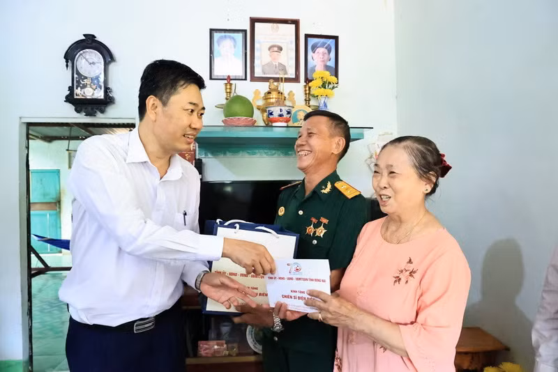 Chánh Văn phòng Tỉnh ủy Đồng Nai Viên Hồng Tiến thăm, tặng quà cho thân nhân chiến sĩ Điện Biên Hoàng Đình Tứ, phường Phú Bình, thành phố Long Khánh.