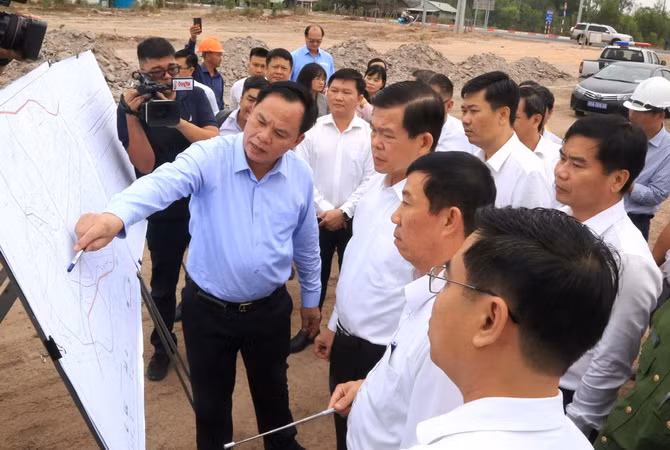 Bí thư Tỉnh ủy Đồng Nai Nguyễn Hồng Lĩnh và Chủ tịch Ủy ban nhân dân tỉnh Đồng Nai Võ Tấn Đức kiểm tra tiến độ một dự án giao thông trọng điểm trên địa bàn huyện Nhơn Trạch.