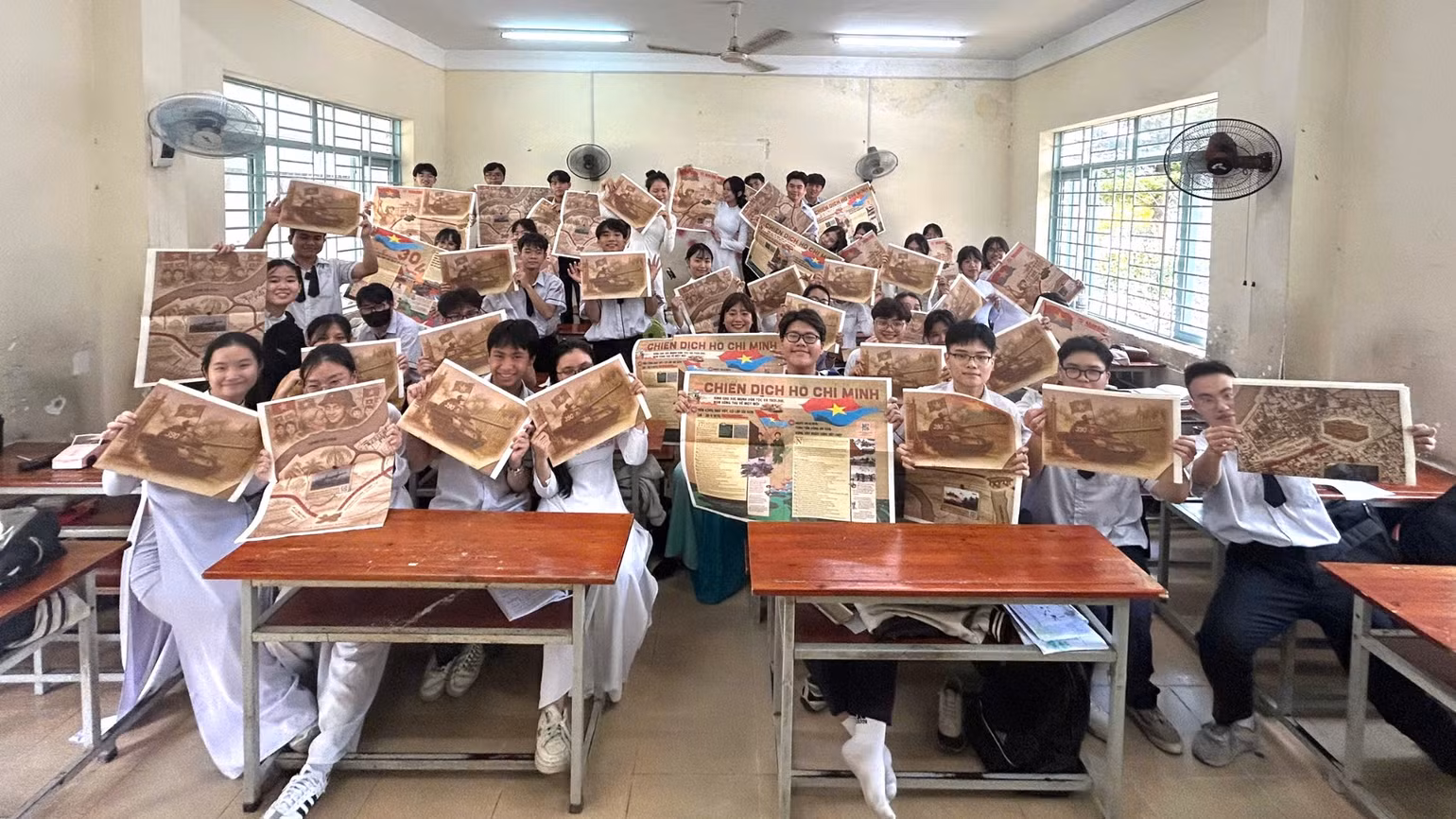 Sau khi nhận phụ san đặc biệt học sinh rất hào hứng ở các lớp học.