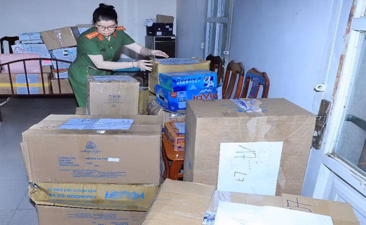 Thu giữ nhiều tài liệu liên quan đến Công ty Lộc Phúc. Thu giữ nhiều tài liệu liên quan đến Công ty Lộc Phúc.