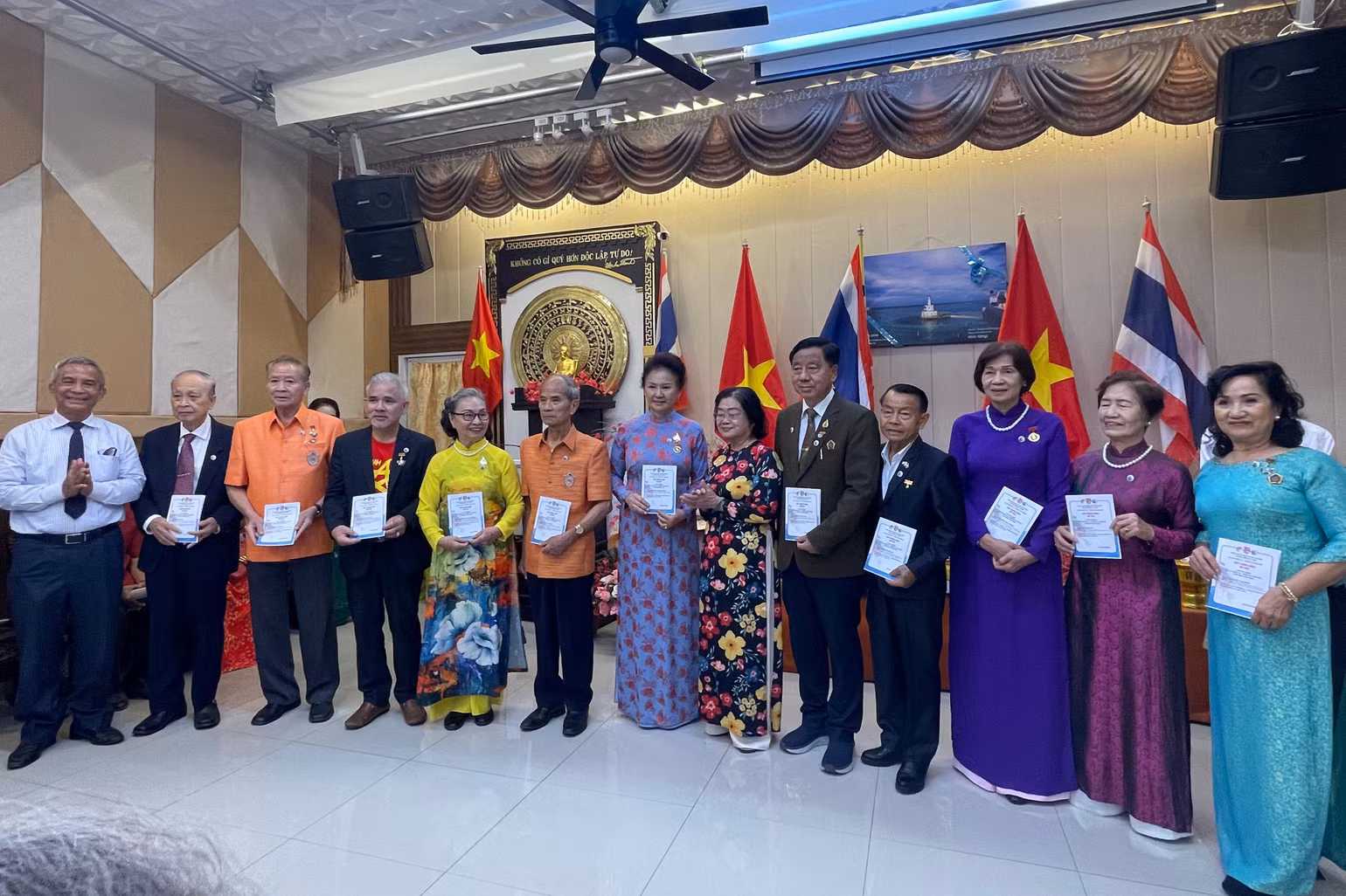 Nguyên Phó Chủ tịch nước Trương Mỹ Hoa trao chứng nhận hội viên Câu lạc bộ “Vì Hoàng Sa - Trường Sa thân yêu” cho bà con kiều bào.