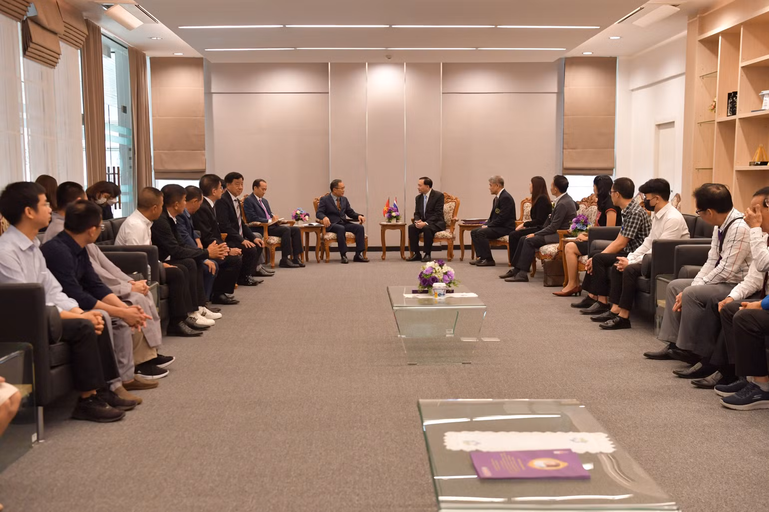 Đại sứ Phan Chí Thành làm việc cùng ban lãnh đạo Đại học Chiang Mai.