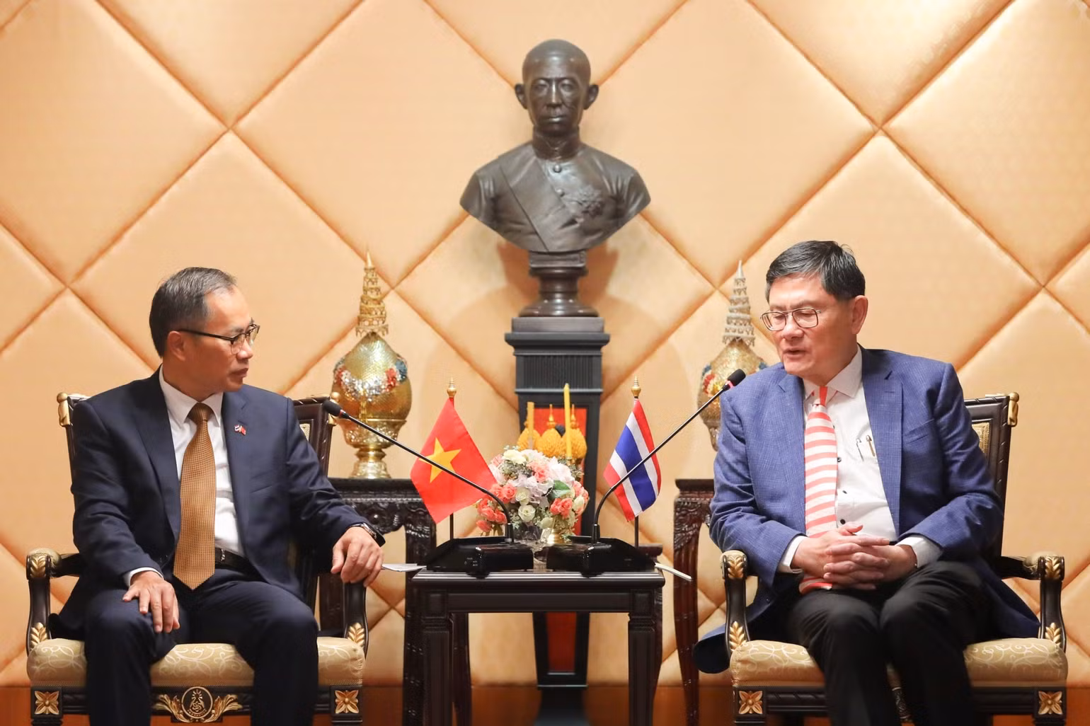 Bộ trưởng Anek Laothamatas sẵn sàng hỗ trợ các chương trình dạy tiếng Việt trong các trường đại học ở Thái Lan.