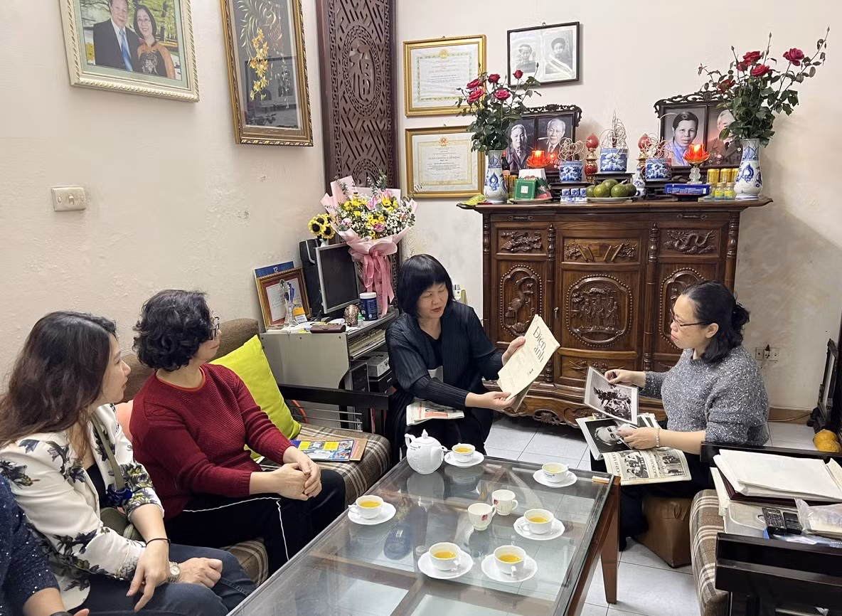 Bà Nguyễn Thị Thu Hà cùng các cán bộ Viện Phim Việt Nam đến làm việc tại nhà Đạo diễn, NSƯT Tiến Lợi. (Nguồn: Cục Điện ảnh). Bà Nguyễn Thị Thu Hà cùng các cán bộ Viện Phim Việt Nam đến làm việc tại nhà Đạo diễn, NSƯT Tiến Lợi. (Nguồn: Cục Điện ảnh).