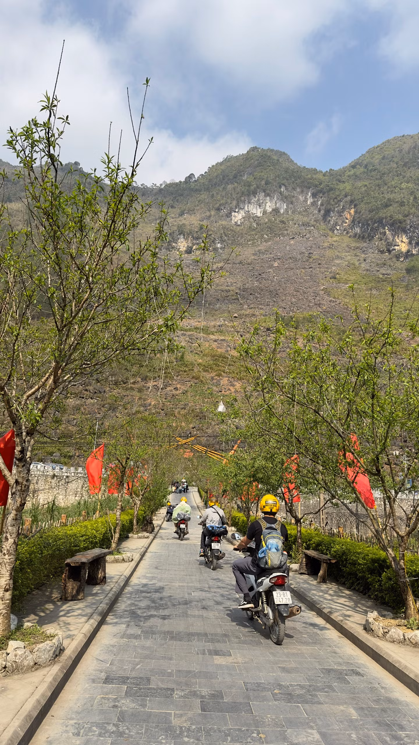 Con đường dẫn vào làng văn hóa du lịch cộng đồng dân tộc H’Mông.