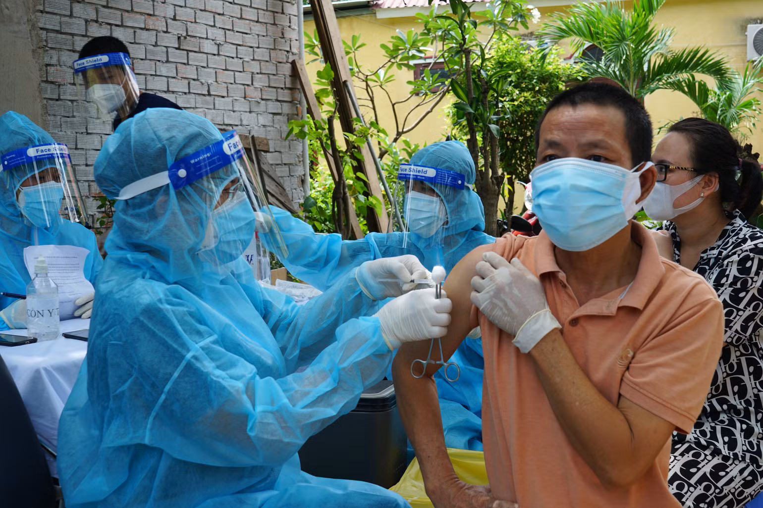 Trong thời gian dịch Covid 19 lây lan nhanh, công tác tiêm chủng vaccine phòng bệnh được triển khai đồng loạt trên toàn quốc. (Ảnh: Bộ Y tế) Trong thời gian dịch Covid 19 lây lan nhanh, công tác tiêm chủng vaccine phòng bệnh được triển khai đồng loạt trên toàn quốc. (Ảnh: Bộ Y tế)