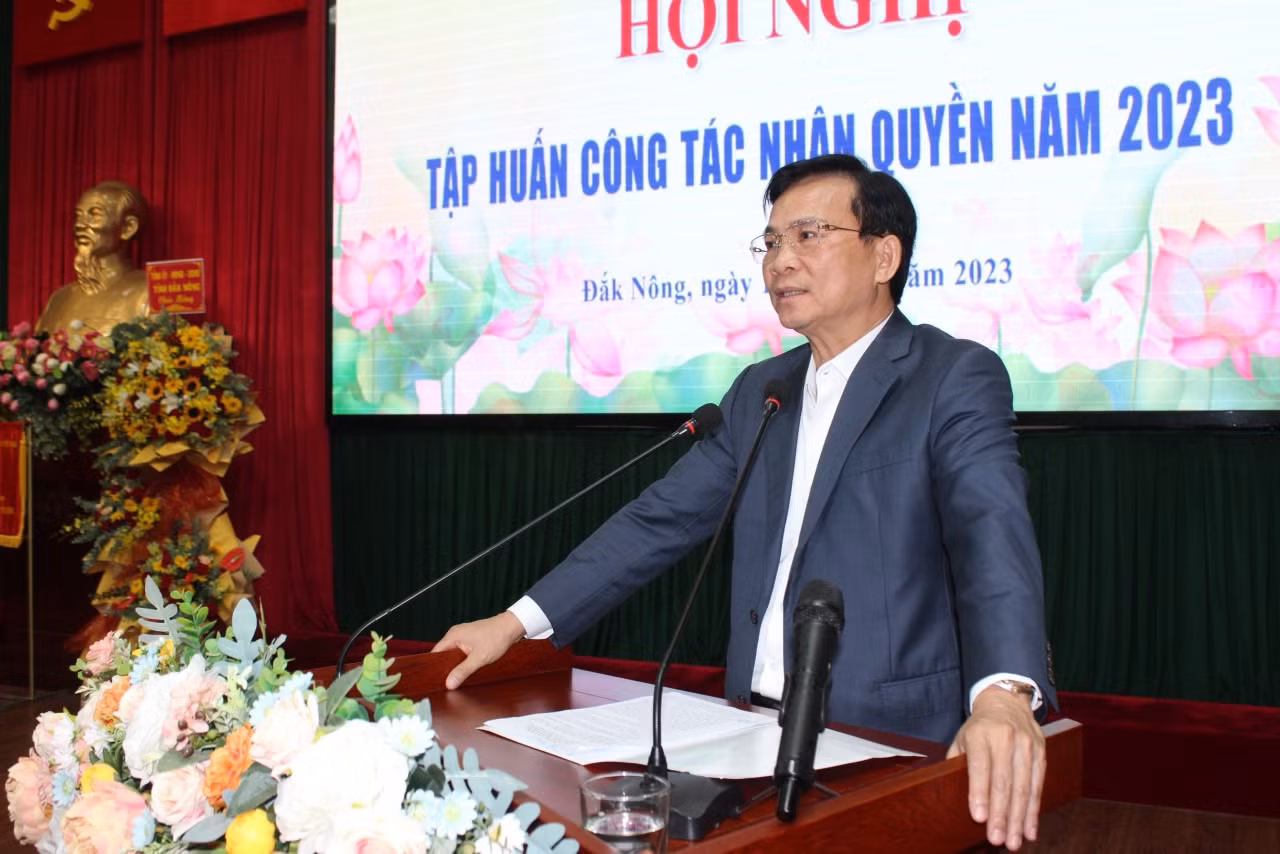 Ông Hồ Văn Mười, Phó Bí thư Tỉnh ủy, Chủ tịch UBND tỉnh, Trưởng Ban Chỉ đạo về Nhân quyền tỉnh Đắk Nông phát biểu tại Hội nghị. Ông Hồ Văn Mười, Phó Bí thư Tỉnh ủy, Chủ tịch UBND tỉnh, Trưởng Ban Chỉ đạo về Nhân quyền tỉnh Đắk Nông phát biểu tại Hội nghị.